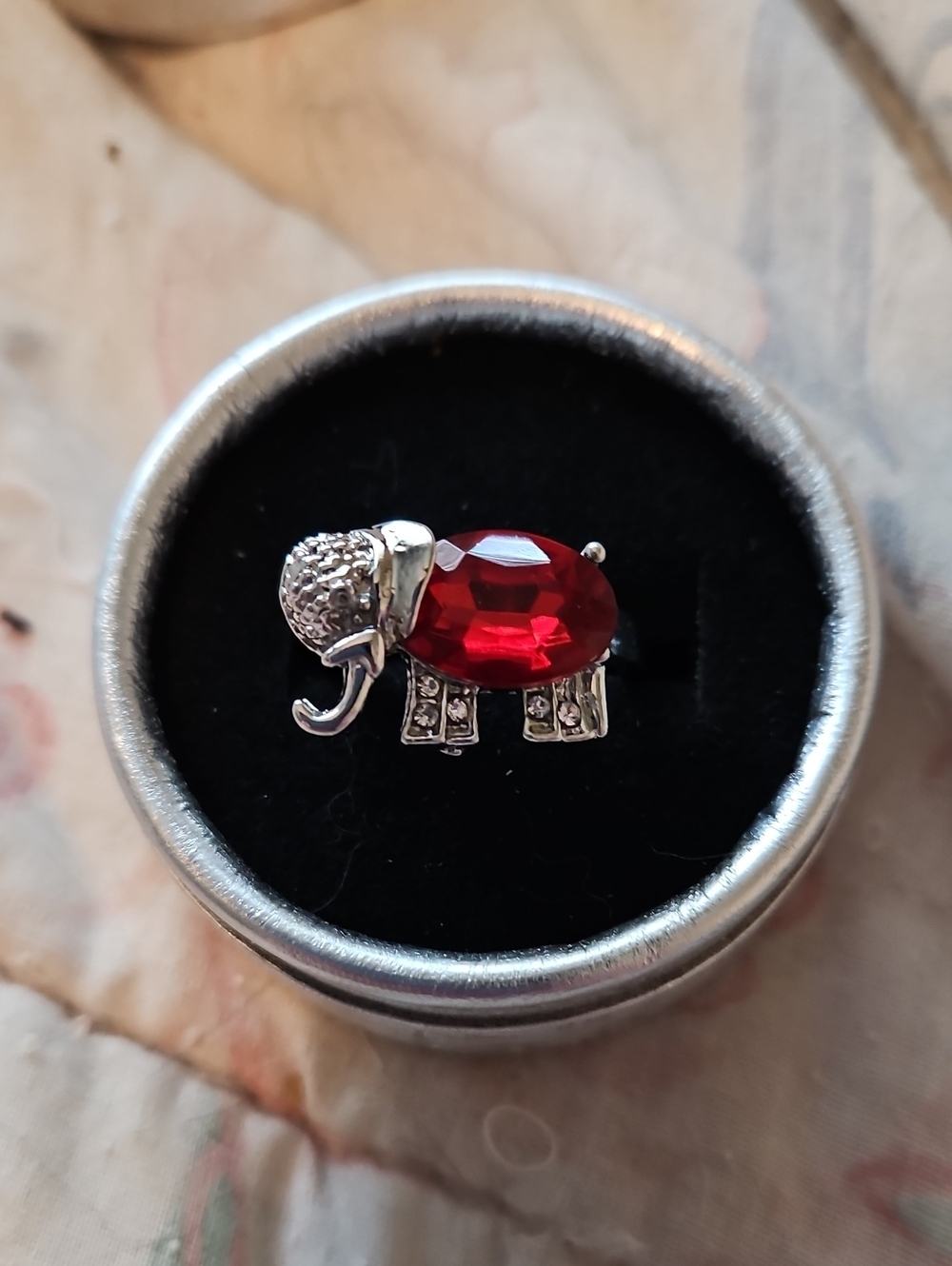 BRAND NEW ** Silver Elephant Ring with Red Gemstone